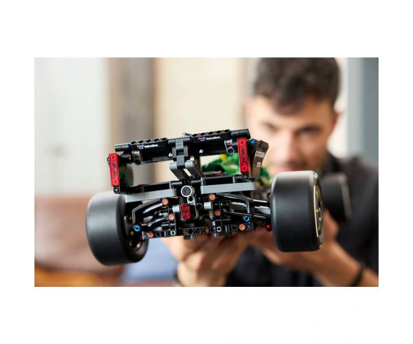 LEGO® Technic: Aston Martin Aramco AMR25 F1® mașină (42240)