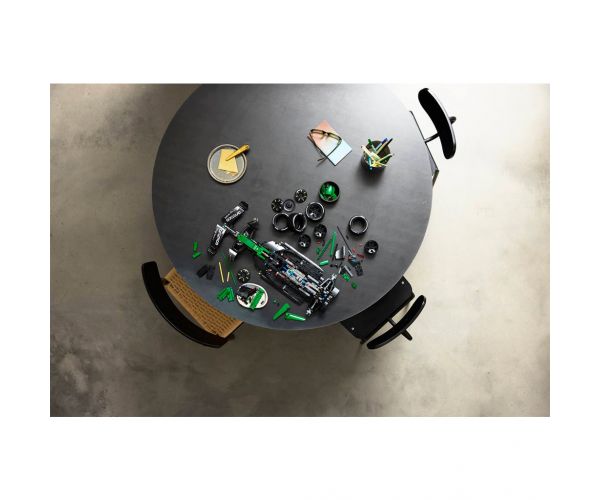 LEGO® Technic: Aston Martin Aramco AMR25 F1® mașină (42240)