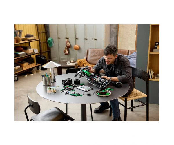LEGO® Technic: Aston Martin Aramco AMR25 F1® mașină (42240)