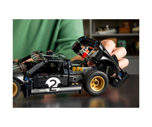 LEGO® Technic: Mașina de curse Ford GT40 MKII din 1966 (42223)