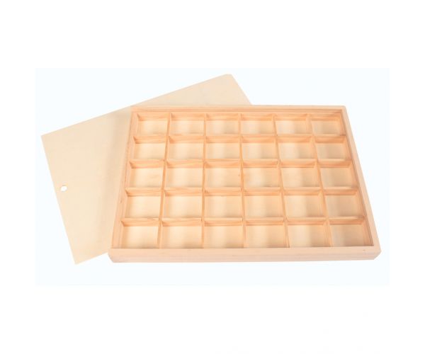 PlayBox: Cutie de depozitare din lemn cu capac cu închizătoare și 30 de compartimente.